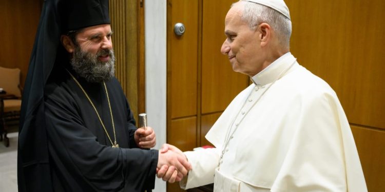 FOTOT/ “Mesazh për paqe dhe të rinjtë”, Kryepiskopi Joan viziton Papa Leonin XIV