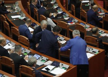 FOTOT/ "Ngrihuni, doktori do të flasë", deputetët e PS shqyrtojnë shkrimin për Diellën në revistën italiane, detaje që nuk u panë gjatë seancës së Kuvendit.