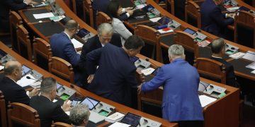 FOTOT/ "Ngrihuni, doktori do të flasë", deputetët e PS shqyrtojnë shkrimin për Diellën në revistën italiane, detaje që nuk u panë gjatë seancës së Kuvendit.