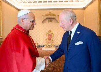 FOTOT/ Vizita e rëndësishme e Mbretit Çarls në Vatikan: për herë të parë pas 500 vitesh, një monark britanik dhe një Papë bashkohen në lutje.