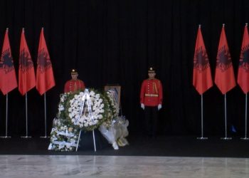 FOTOT/ Vrasja në detyrë, politika dhe drejtësia nderojnë gjyqtarin Astrit Kalaja me homazhe