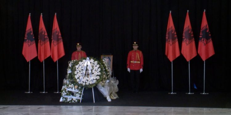 FOTOT/ Vrasja në detyrë, politika dhe drejtësia nderojnë gjyqtarin Astrit Kalaja me homazhe