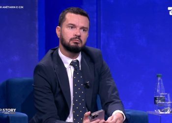 Falsifikimi ndaj një anëtari të Gjykatës Kushtetuese: “Kryetari i thotë gjyqtarëve të heshtin”, Curri kritikon ashpër Sadushin: Llahtari.