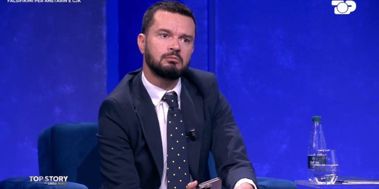 Falsifikimi ndaj një anëtari të Gjykatës Kushtetuese: “Kryetari i thotë gjyqtarëve të heshtin”, Curri kritikon ashpër Sadushin: Llahtari.