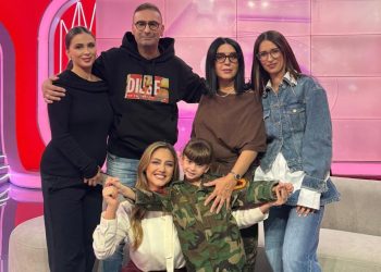 Familja që u shfaq në foto-lajm nga protesta për UÇK-në, vizitoi studion e “Ftesë në 5”: E kemi pritur me kënaqësi.