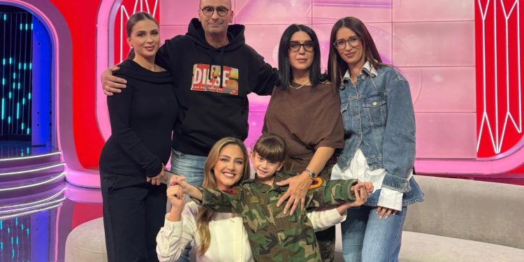 Familja që u shfaq në foto-lajm nga protesta për UÇK-në, vizitoi studion e “Ftesë në 5”: E kemi pritur me kënaqësi.