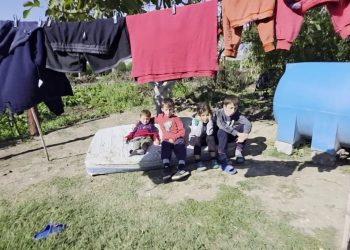 Familje në kushte të vështira: Banesë e paudhësishme dhe prindër të papunë, kërkohet mbështetje nga institucionet në Fier.