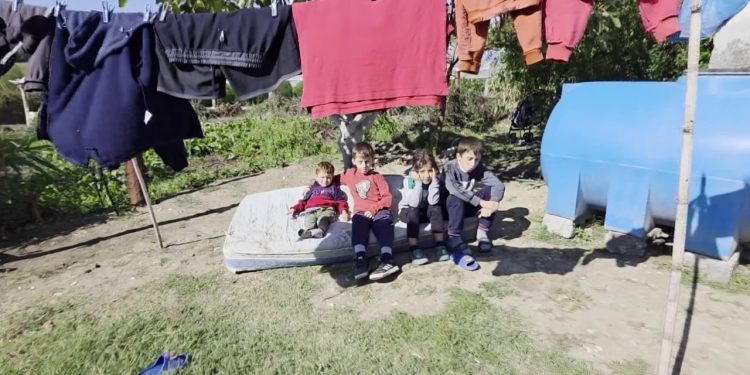 Familje në kushte të vështira: Banesë e paudhësishme dhe prindër të papunë, kërkohet mbështetje nga institucionet në Fier.