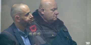 Fatmir Pjetri i dha një goditje me hekur në kokë gardianit, ngjarje që ndodhi gjatë tentativës për arrati nga “Burgu 313”: u dëgjuan zhurma dhe të bërtitura.