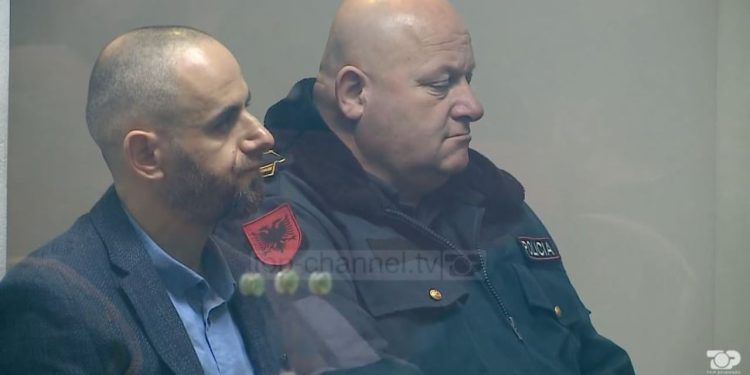 Fatmir Pjetri i dha një goditje me hekur në kokë gardianit, ngjarje që ndodhi gjatë tentativës për arrati nga “Burgu 313”: u dëgjuan zhurma dhe të bërtitura.
