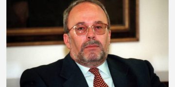 Fatos Nano ndërron jetë, kryekomisioneri Celibashi shpreh ngushëllimet: Lamtumirë një nga figurat më të shquara të Shqipërisë.