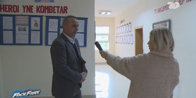 Fiks Fare/ Nxënësit mësonin anglisht nën ndikimin e alkoolit. Profesori pushon nga puna për konsum të lëndëve alkoolike.