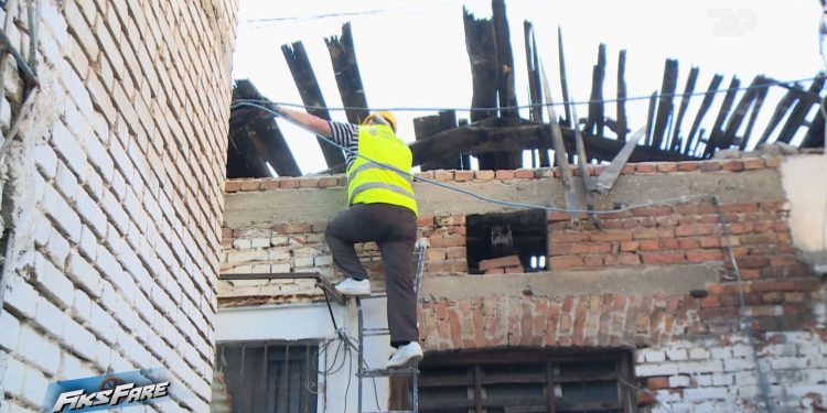 Fiks Fare: Rreziku i tragjedisë nga çatia, ndërhyrje e shpejtë pas denoncimit për sigurinë e banorëve.