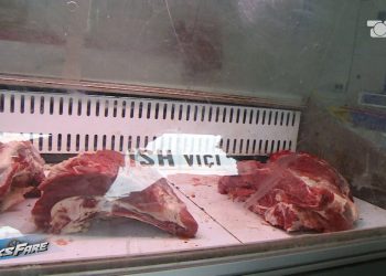 Fiks Fare/ Skandal në Peshkopi: Mishi pa vulë dhe i pakontrolluar arrin tek konsumatorët. Tregtari shprehet: "Nuk ka vulë, por është i freskët."