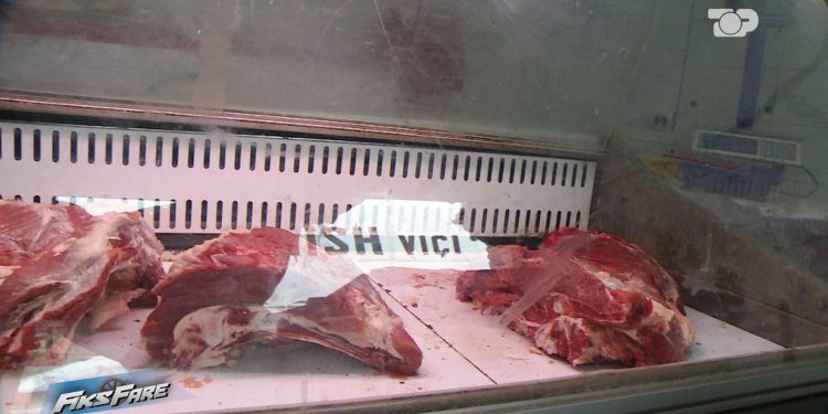 Fiks Fare/ Skandal në Peshkopi: Mishi pa vulë dhe i pakontrolluar arrin tek konsumatorët. Tregtari shprehet: "Nuk ka vulë, por është i freskët."