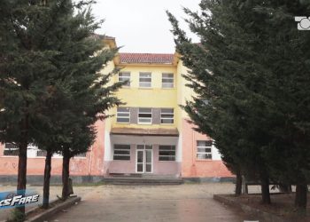 Fiks Fare: Tualetet e shkollës 9-vjeçare në Maqellarë të mbyllura, nxënësit të detyruar të kryejnë nevojat në dysheme.
