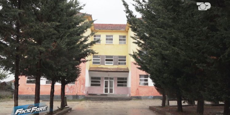 Fiks Fare: Tualetet e shkollës 9-vjeçare në Maqellarë të mbyllura, nxënësit të detyruar të kryejnë nevojat në dysheme.