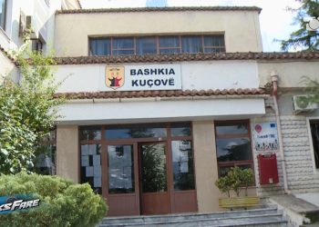 Fiks Fare: Zhurma e shqetësuar një lagje, Bashkia Kuçovë mbetet e pambushur. Qytetari proteston për 3 vite, institucionet nuk reagojnë.
