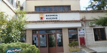 Fiks Fare: Zhurma e shqetësuar një lagje, Bashkia Kuçovë mbetet e pambushur. Qytetari proteston për 3 vite, institucionet nuk reagojnë.