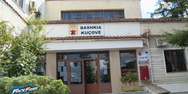 Fiks Fare: Zhurma e shqetësuar një lagje, Bashkia Kuçovë mbetet e pambushur. Qytetari proteston për 3 vite, institucionet nuk reagojnë.
