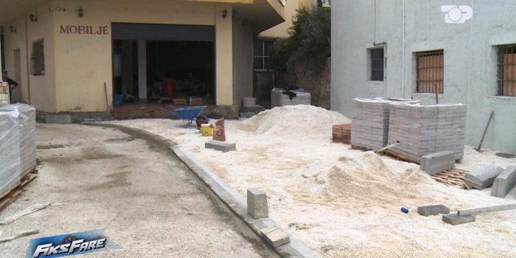 Fiks Fare e bëri virale ankesën drejtuar Kryeministrit për ngjarjen kur i 'forti' zuri derën e banesës, ndërsa Bashkia e Vlorës nuk ofroi ndihmë!