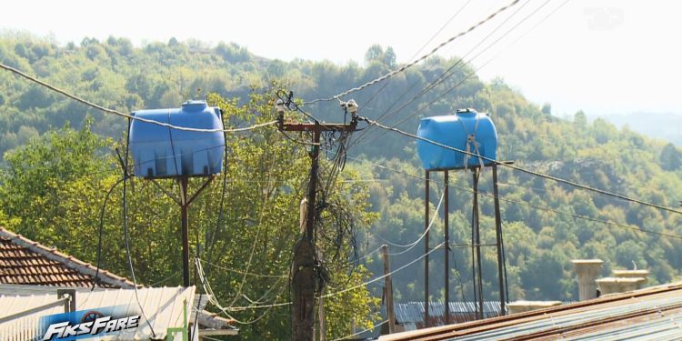 Fiks Fare/Topojani në Bulqizë, një fshat pa furnizim me ujë dhe me energji elektrike të dobët. Banorët përballen me zhurmën e bretkosave dhe mbajnë gjallë shpresat e tyre.