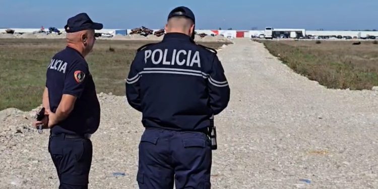 Fillon procedura për të marrë mostra nga 2100 ton mbetje të rrezikshme në Porto Romano.