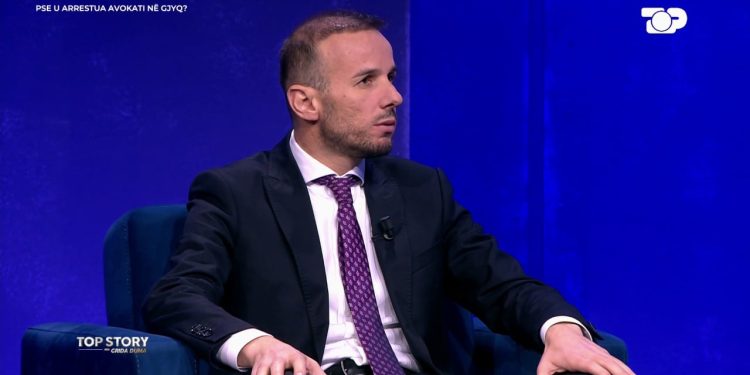 "Filmat zbulojnë detaje të hetimeve" / Avokati Ulian Barjami shpalos faktet në “Top Story”: Prokurori nuk ishte në gjendje të lexonte, më kërcënoi pasi…