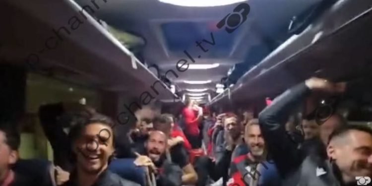 Fitorja e jashtëzakonshme në Serbi, yjet e Kombëtares festojnë me këngën e Adem Jasharit gjatë udhëtimit për në atdhe.