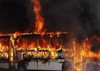 Flaka natën një autobusi në Kukës, policia në kërkim të përgjegjësit