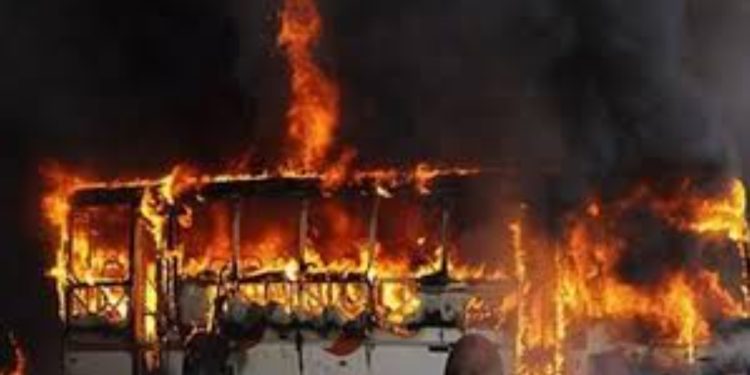 Flaka natën një autobusi në Kukës, policia në kërkim të përgjegjësit