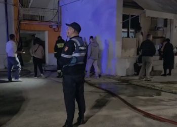 Flakët e zjarrit në një kabinë elektrike në Fier, shuajnë nga zjarrfikësit.