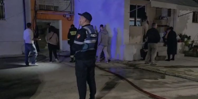 Flakët e zjarrit në një kabinë elektrike në Fier, shuajnë nga zjarrfikësit.