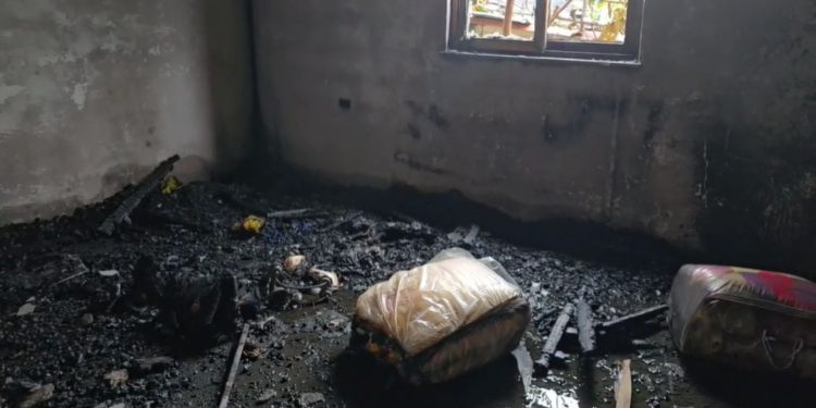 Flakët përfshijnë banesën, 42-vjeçarja në Durrës humb jetën nga asfiksia