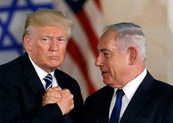 Flamuj amerikanë dhe thirrje entuziaste në Tel Aviv, Izraeli niset për pranimin e Trumpit