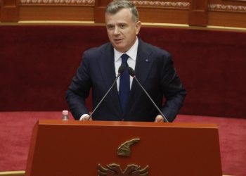 Flori nga 'Portokallia' viziton Saliun në selinë e Partisë, Balla kritikon opozitën: O Belind, zgjidhni këtë çështje, dilni me kandidatin gjatë ditës pasi është një turp.