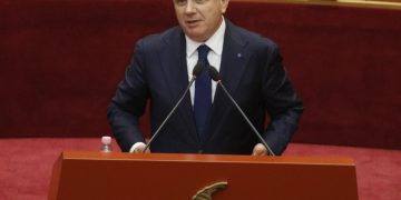 Flori nga 'Portokallia' viziton Saliun në selinë e Partisë, Balla kritikon opozitën: O Belind, zgjidhni këtë çështje, dilni me kandidatin gjatë ditës pasi është një turp.