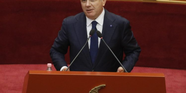 Flori nga 'Portokallia' viziton Saliun në selinë e Partisë, Balla kritikon opozitën: O Belind, zgjidhni këtë çështje, dilni me kandidatin gjatë ditës pasi është një turp.