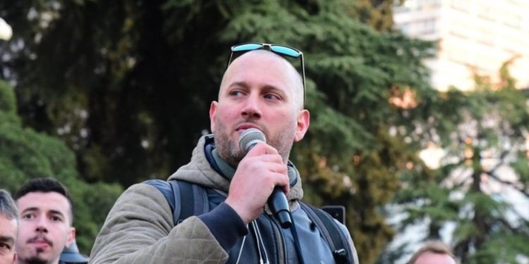 Florjan Binaj shpall kandidaturën për Tiranën: E kam luftuar padrejtësinë me humor, tani do ta bëj me votë.