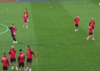 Formacioni i pritshëm/ Stërvitja në stadiumin e Leskovcit përfundon, zbulohet përbërja që ka në plan Sylvinho për ndeshjen me Serbinë.