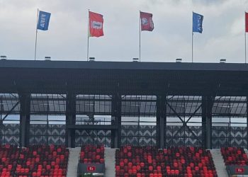 Foto/ Pas heqjes për të evituar incidentet, Federata Serbe rirregullon flamurin shqiptar në stadiumin e ndeshjes.