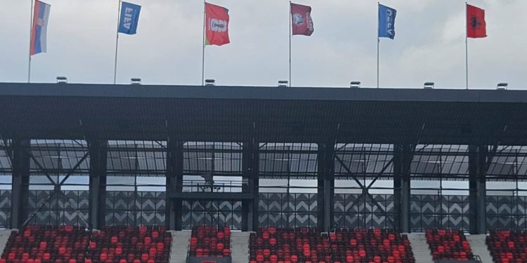 Foto/ Pas heqjes për të evituar incidentet, Federata Serbe rirregullon flamurin shqiptar në stadiumin e ndeshjes.