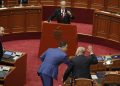 Foto-lajm/ Berisha diskuton me Manjën mbi kostumet e shtrenjta, Noka qendron afër ish-ministrit dhe…