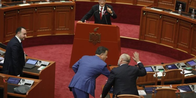 Foto-lajm/ Berisha diskuton me Manjën mbi kostumet e shtrenjta, Noka qendron afër ish-ministrit dhe…