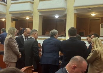 Fotolajm/ Bashkimi i Këlliçit me Ballën, mbledhja e deputetëve të PD-së përreth Berishës në sallën e Kuvendit
