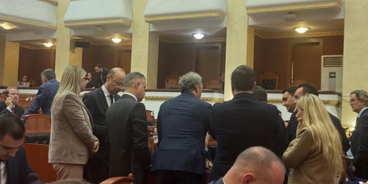 Fotolajm/ Bashkimi i Këlliçit me Ballën, mbledhja e deputetëve të PD-së përreth Berishës në sallën e Kuvendit