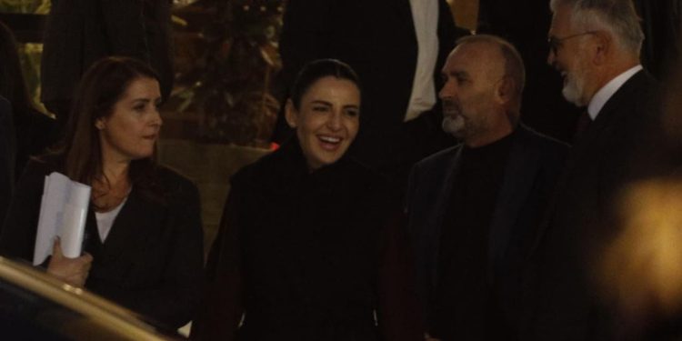 Fotot: Mbyllet mbledhja e PS, deputetët dhe ministrat dalin të lumtur pas shpërndarjes së detyrave.