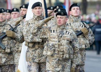 Fqinjët e Rusisë në gatishmëri për konflikti, Letonia vendos tabela për udhëzimin e qytetarëve mbi mënyrat e fshehjes në bunkerë.