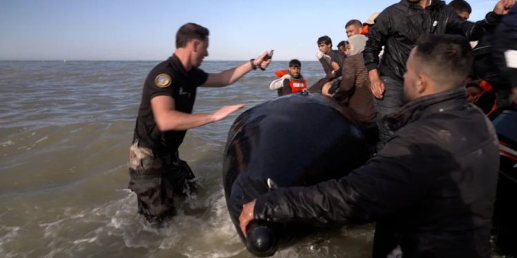 Franca heq dorë nga angazhimi për ndalimin e gomonëve të emigrantëve të paligjshëm