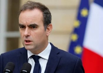 Franca përballet me krizë politike; Kryeministri Lecornu tenton të parandalojë zgjedhjet e reja duke paraqitur një pakt të ri buxhetor.